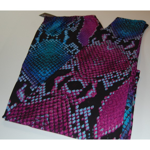 Reg One Size Creamy soft pink and blue snakeskin leggings | Snakeskin leggings - Picture 9 of 9